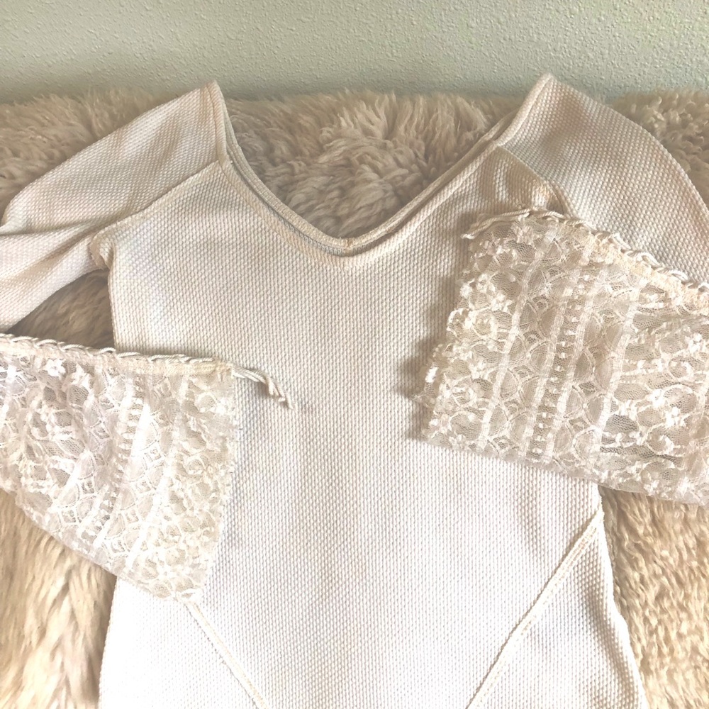 Rare We the Free People white top with lace sleeves. Stevie Nicks style.